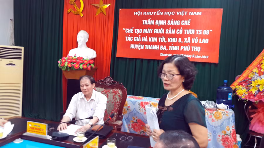 Ông Phạm Hoàng Be- Phó Chủ tịch T.Ư Hội khuyến học Việt Nam và bà Lê Thị Hữu Hợp - Phó Chủ tịch Hội Khuyến học tỉnh Phú Thọ tại hội đồng thẩm định.