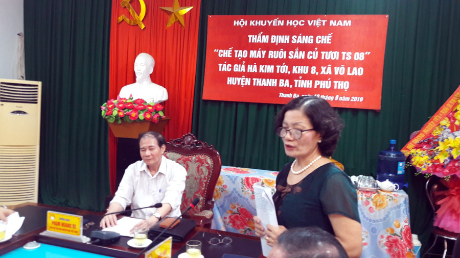 Ông Phạm Hoàng Be- Phó Chủ tịch T.Ư Hội khuyến học Việt Nam và bà Lê Thị Hữu Hợp - Phó Chủ tịch Hội Khuyến học tỉnh Phú Thọ tại hội đồng thẩm định.