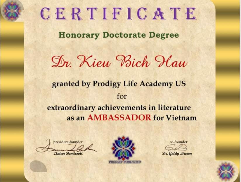 Bằng Tiến sĩ danh dự của học viện Prodigy Life - Mỹ dành cho nữ nhà văn Kiều Bích Hậu. Bằng Tiến sĩ danh dự của học viện Prodigy Life - Mỹ dành cho nữ nhà văn Kiều Bích Hậu.