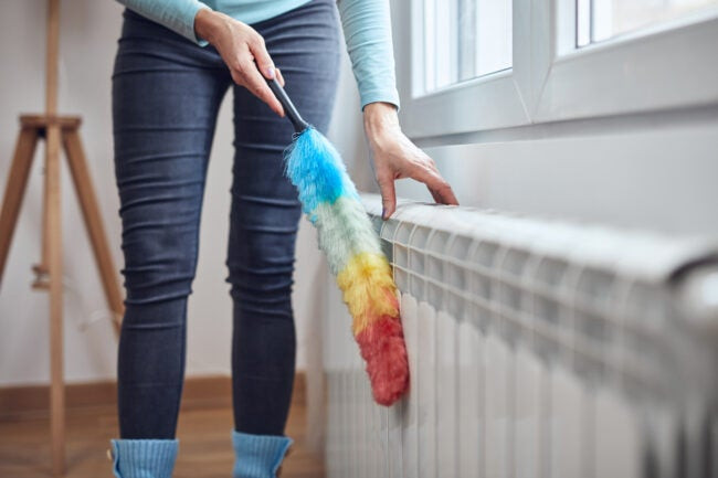 Bụi có thể gây nguy cơ hỏa hoạn nếu nó tích tụ trong và xung quanh các thiết bị điện tử, ổ cắm. (Ảnh: ITN). Bụi có thể gây nguy cơ hỏa hoạn nếu nó tích tụ trong và xung quanh các thiết bị điện tử, ổ cắm. (Ảnh: ITN).