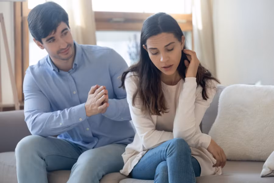 Sự phản bội là hành vi rất đáng lên án. (Ảnh: ITN).
