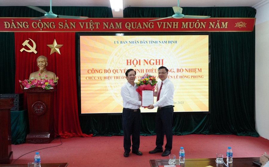 Ông Phạm Thanh Ngọc - Chánh Văn phòng Sở GD&ĐT được điều động, bổ nhiệm làm Hiệu trưởng Trường THPT chuyên Lê Hồng Phong từ ngày 1/6. Ông Phạm Thanh Ngọc - Chánh Văn phòng Sở GD&ĐT được điều động, bổ nhiệm làm Hiệu trưởng Trường THPT chuyên Lê Hồng Phong từ ngày 1/6.