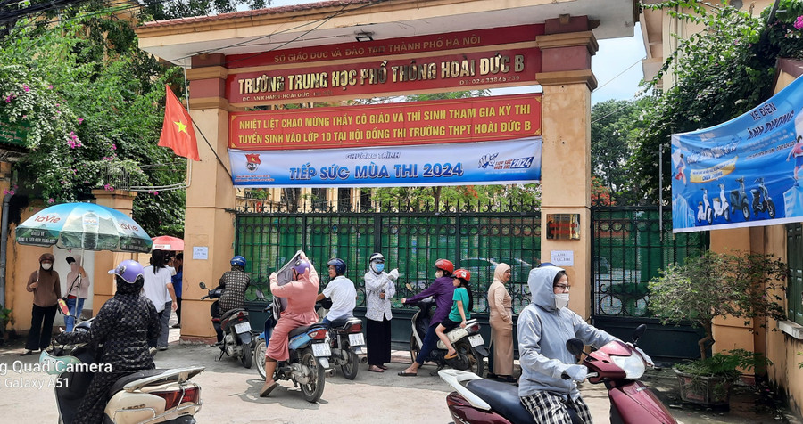 Các phụ huynh được yêu cầu đứng ngoài khu vực cổng trường để thí sinh di chuyển vào khu vực thi. Các phụ huynh được yêu cầu đứng ngoài khu vực cổng trường để thí sinh di chuyển vào khu vực thi.