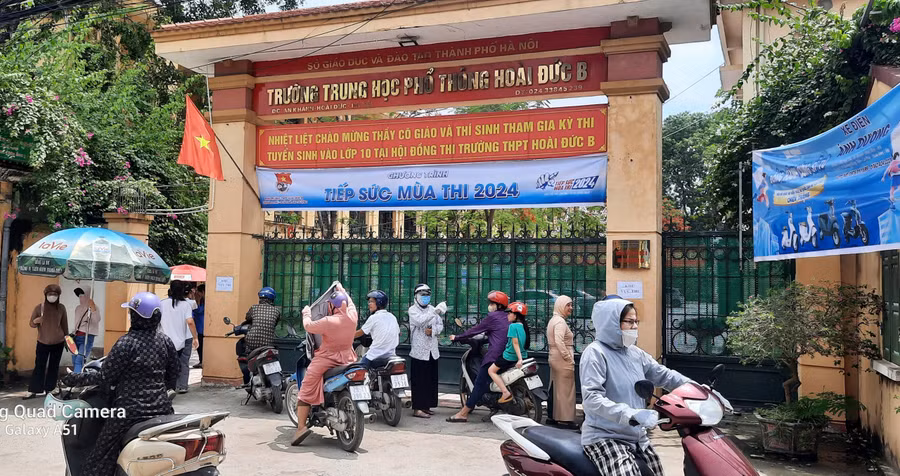 Các phụ huynh được yêu cầu đứng ngoài khu vực cổng trường để thí sinh di chuyển vào khu vực thi.