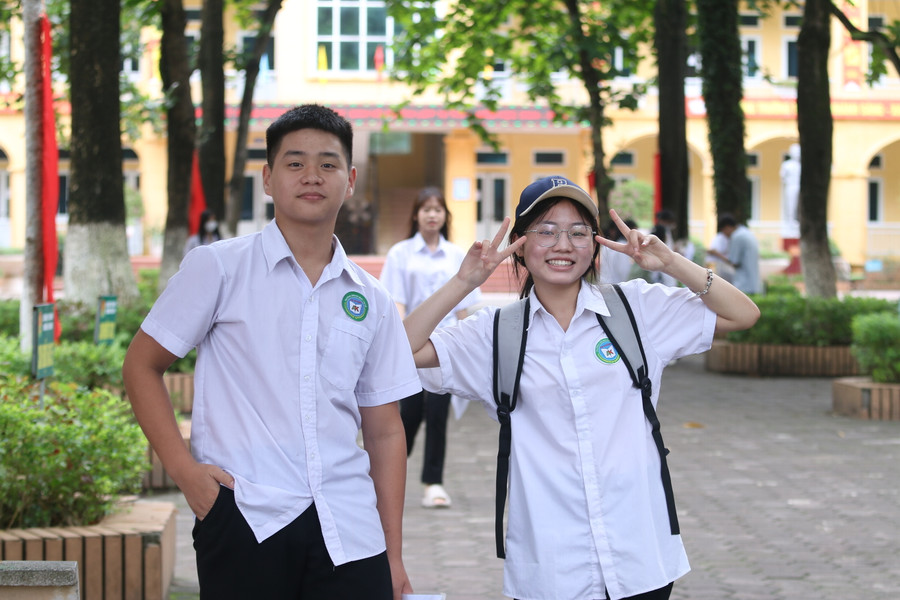Nữ sinh Trà My (phải) và bạn học sau giờ tan thi môn Ngữ văn. Nữ sinh Trà My (phải) và bạn học sau giờ tan thi môn Ngữ văn.