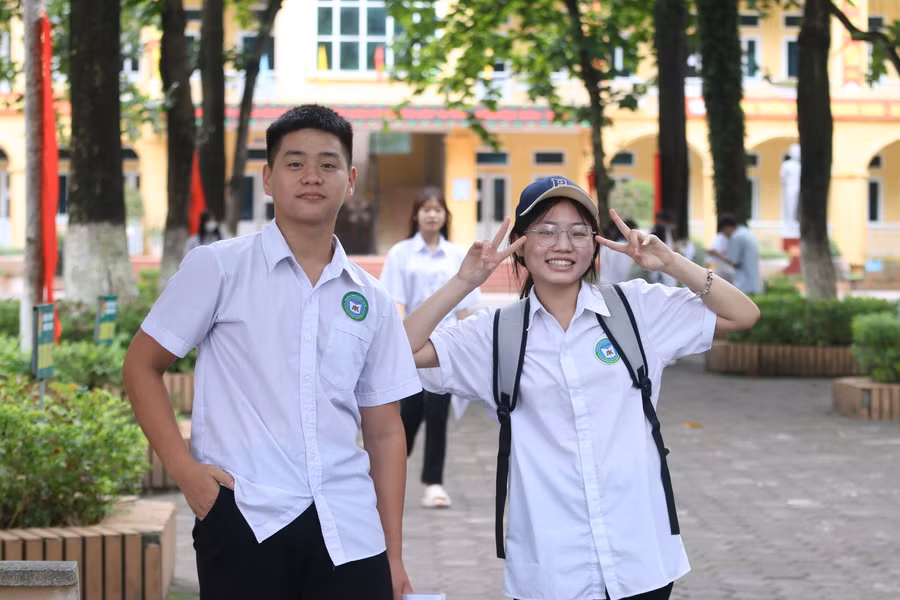 Thí sinh sau giờ thi môn Ngữ văn tại Trường THCS An Khánh, huyện Hoài Đức.