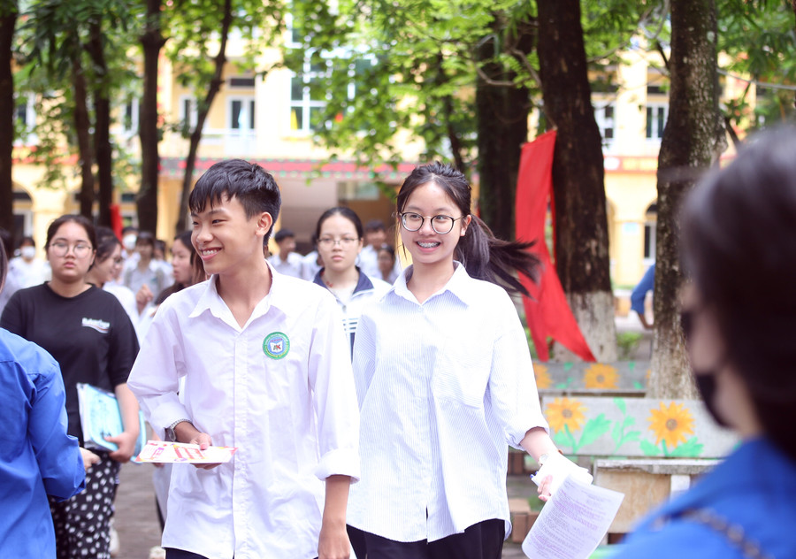 Nhiều thí sinh ra về với nụ cười nở trên môi vì đề Ngữ văn được cho là vừa sức với các em. Ảnh: Đình Tuệ.