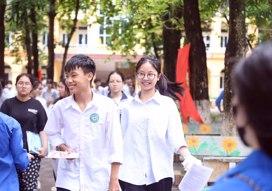 Nhiều thí sinh ra về với nụ cười nở trên môi vì đề Ngữ văn được cho là vừa sức với các em. Ảnh: Đình Tuệ.