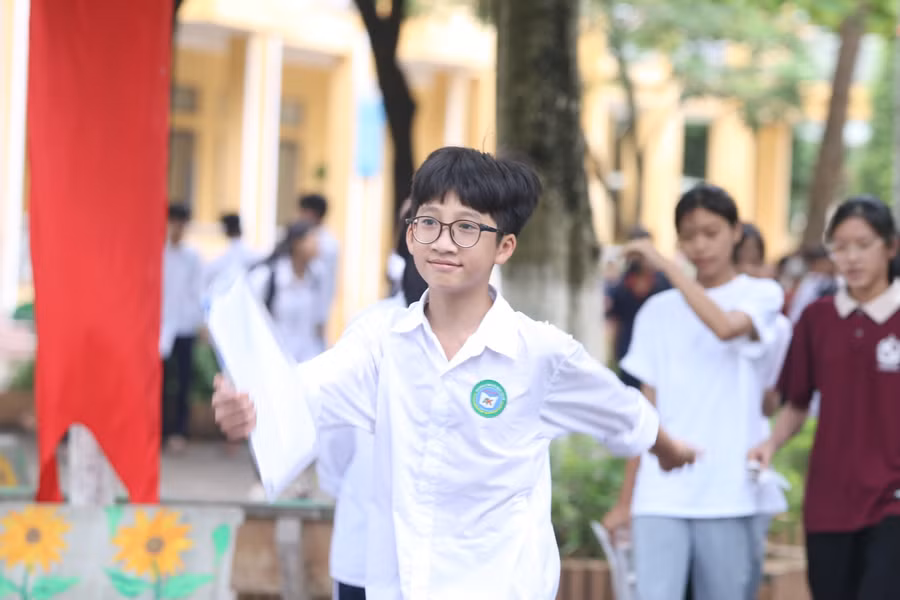 Hoàng Anh Quân - học sinh Trường THCS An Khánh ra về trong tâm trạng thoải mái.