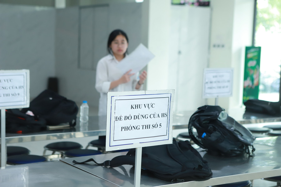 Tại đây bố trí phòng giữ đồ của thí sinh do các thanh niên tình nguyện đảm trách. Tại đây bố trí phòng giữ đồ của thí sinh do các thanh niên tình nguyện đảm trách.