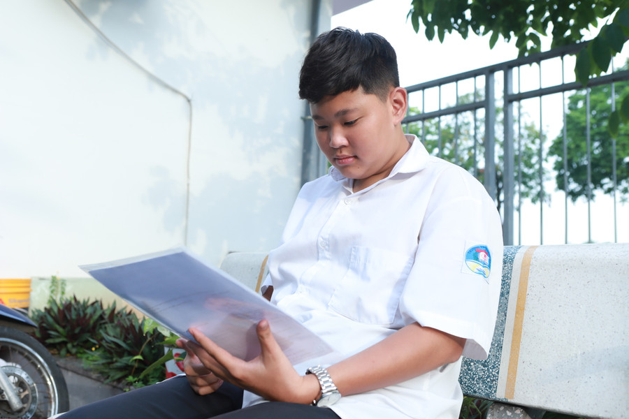 Em Mạnh Tấn Phát, học sinh Trường THCS Đặng Xá (Gia Lâm) thức dậy từ 5 sáng và đến trường thi từ sớm. Em Mạnh Tấn Phát, học sinh Trường THCS Đặng Xá (Gia Lâm) thức dậy từ 5 sáng và đến trường thi từ sớm.
