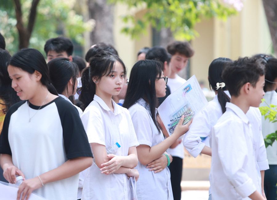 Các thí sinh dự thi tại điểm thi Trường THPT Hoài Đức B, huyện Hoài Đức chiều 8/6. Các thí sinh dự thi tại điểm thi Trường THPT Hoài Đức B, huyện Hoài Đức chiều 8/6.