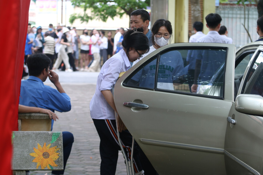 Dù bị đau chân nhưng em Hồng Vân vẫn cố gắng làm tốt bài thi Ngữ văn của mình.