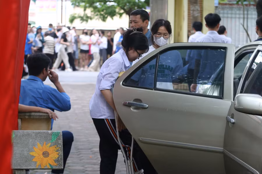 Dù bị đau chân nhưng em Hồng Vân vẫn cố gắng làm tốt bài thi Ngữ văn của mình.