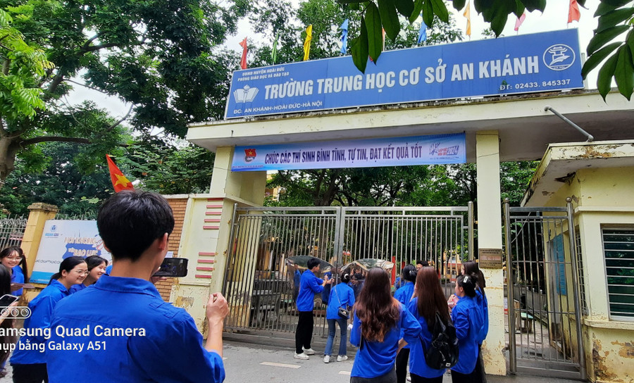 Lực lượng thanh niên tình nguyện sẵn sàng hỗ trợ nước uống cho thí sinh trước và sau mỗi buổi thi.