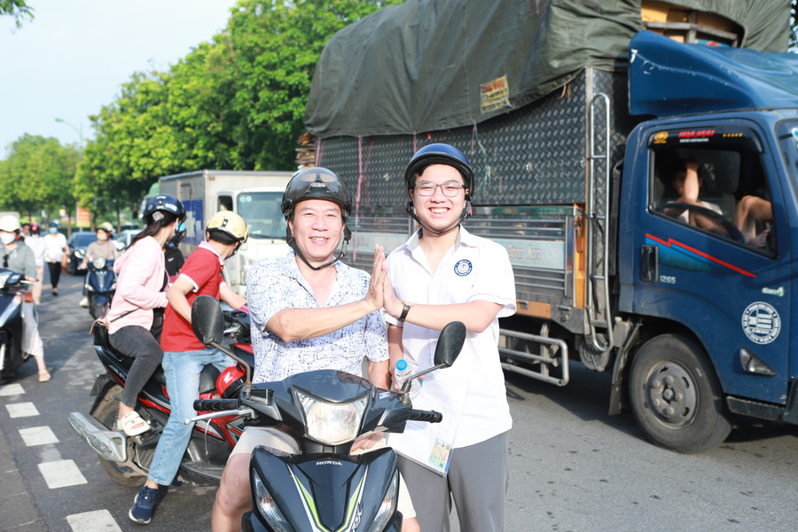 Bố đưa con đến điểm thi và không quên động viên tinh thần cho con. Bố đưa con đến điểm thi và không quên động viên tinh thần cho con.