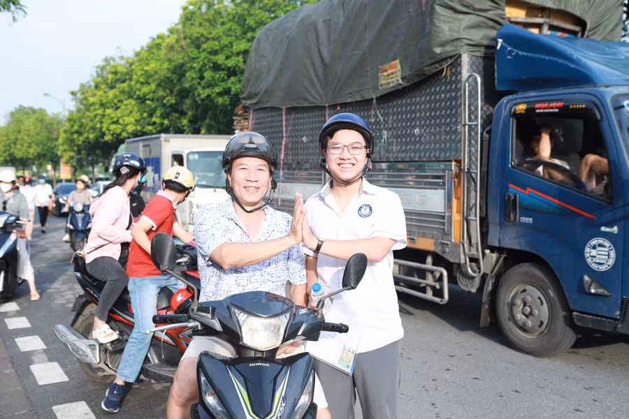 Bố đưa con đến điểm thi và không quên động viên tinh thần cho con.