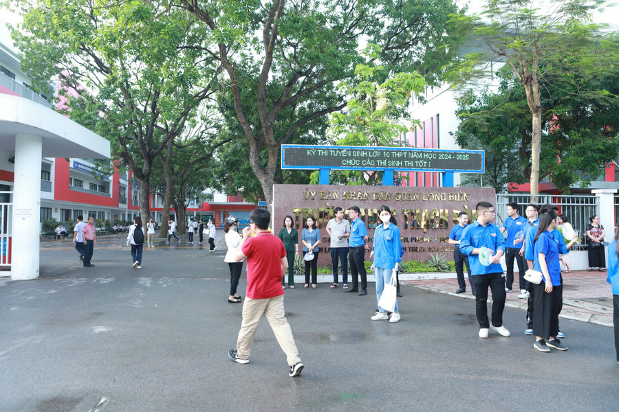 Lãnh đạo Ban chỉ đạo thi và tuyển sinh quận Long Biên cũng có mặt từ sớm để động viên, kiểm tra các lực lượng tham gia tổ chức thi tại đây. Lãnh đạo Ban chỉ đạo thi và tuyển sinh quận Long Biên cũng có mặt từ sớm để động viên, kiểm tra các lực lượng tham gia tổ chức thi tại đây.
