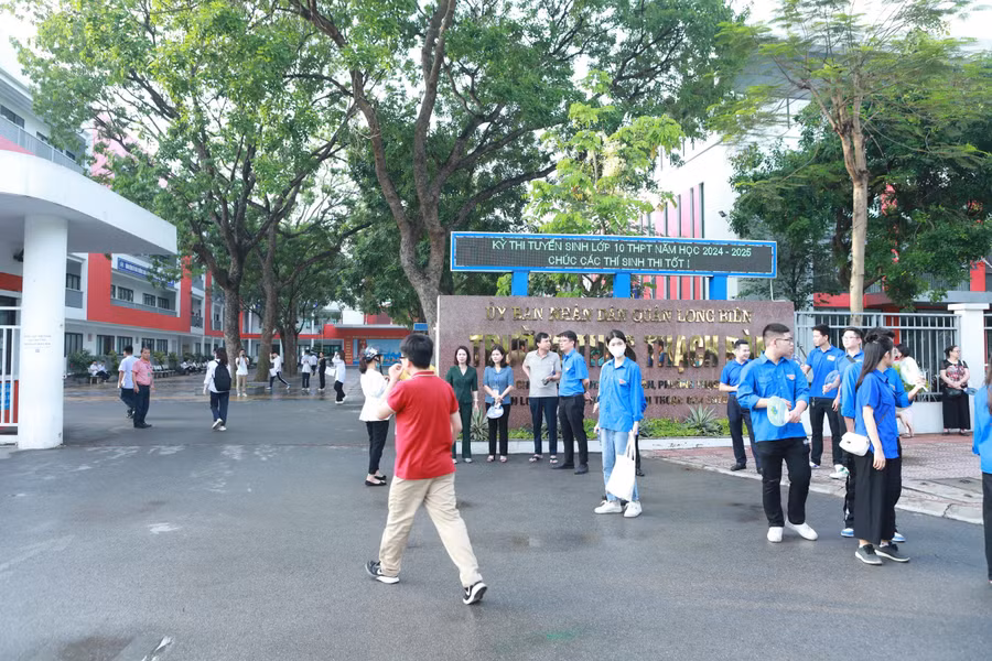 Lãnh đạo Ban chỉ đạo thi và tuyển sinh quận Long Biên cũng có mặt từ sớm để động viên, kiểm tra các lực lượng tham gia tổ chức thi tại đây.