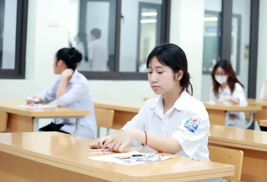 Thí sinh được gọi vào phòng thi nghe phổ biến quy chế thi tại điểm thi Trường THCS Thạch Bàn, quận Long Biên. Ảnh: Đình Tuệ.