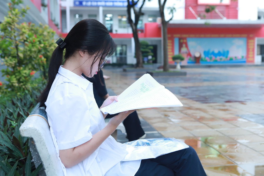 Nữ sinh này tranh thủ đọc lại bài ôn môn Ngữ văn trước giờ gọi vào phòng thi. Nữ sinh này tranh thủ đọc lại bài ôn môn Ngữ văn trước giờ gọi vào phòng thi.