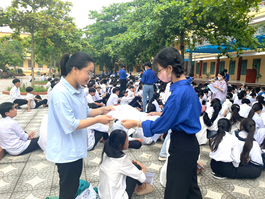 Thí sinh được thanh niên tình nguyện tại Trường THPT C Hải Hậu hướng dẫn kiểm tra thẻ dự thi khi tới điểm thi nghe phổ biến quy chế thi. Thí sinh được thanh niên tình nguyện tại Trường THPT C Hải Hậu hướng dẫn kiểm tra thẻ dự thi khi tới điểm thi nghe phổ biến quy chế thi.
