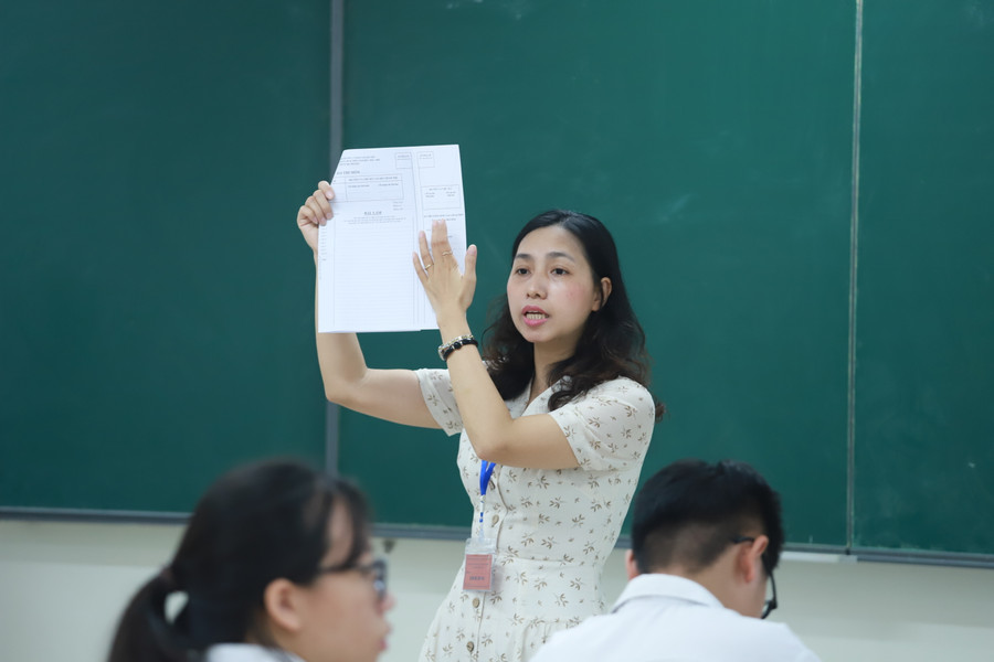 Đồng thời, cán bộ coi thi không quên nhắc lại quy chế thi cũng như cách trình bày bài thi vào tờ giấy thi để thí sinh nắm bắt. Đồng thời, cán bộ coi thi không quên nhắc lại quy chế thi cũng như cách trình bày bài thi vào tờ giấy thi để thí sinh nắm bắt.