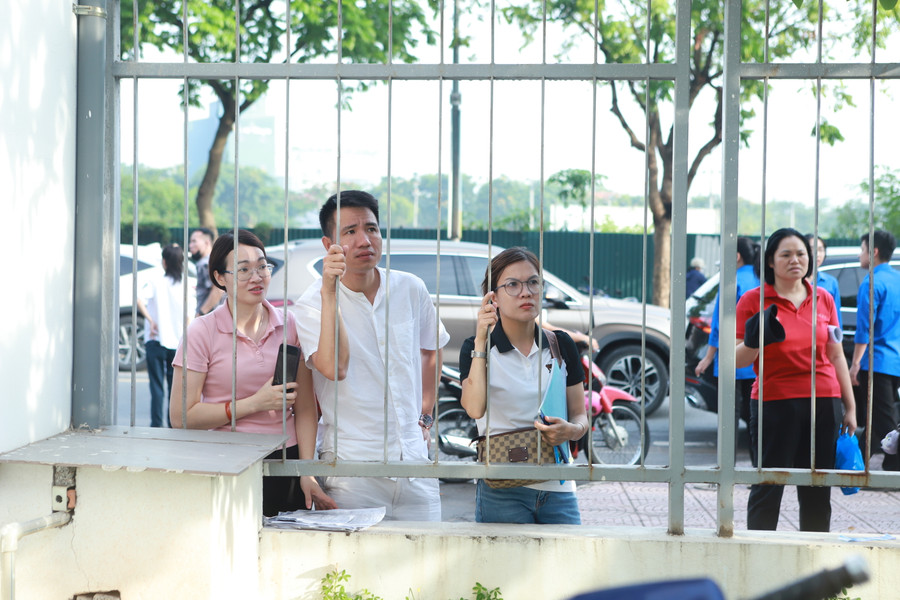 Nhiều bậc phụ huynh cảm thấy rất lo lắng cho con vì năm nay tỷ lệ thí sinh được học lớp 10 công lập giữ nguyên trong khi số lượng thí sinh lại tăng lên. Nhiều bậc phụ huynh cảm thấy rất lo lắng cho con vì năm nay tỷ lệ thí sinh được học lớp 10 công lập giữ nguyên trong khi số lượng thí sinh lại tăng lên.