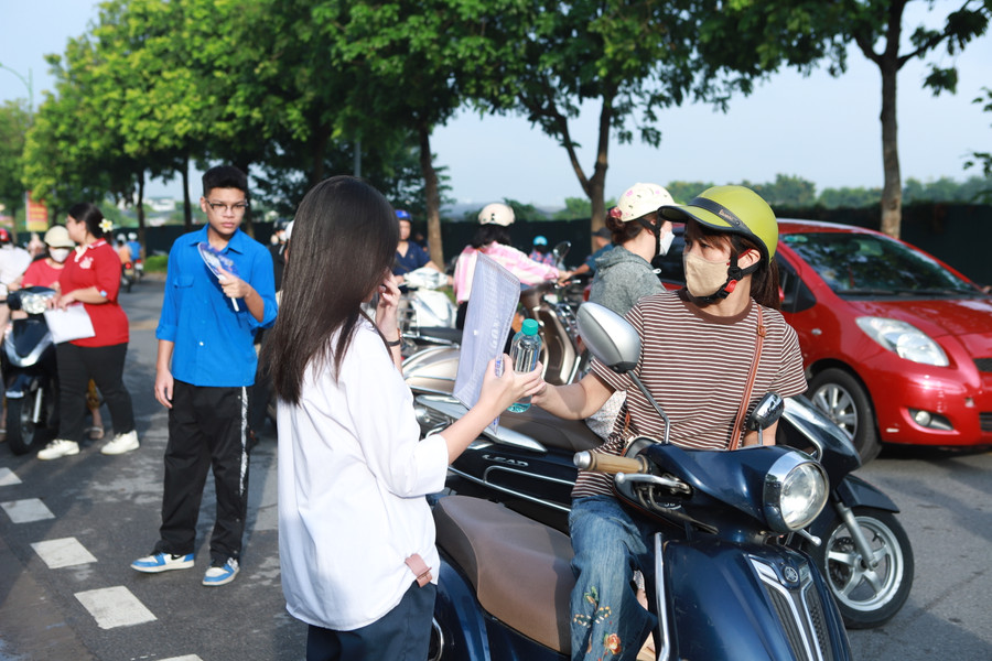 Cha mẹ chủ động nhắc nhở con mình chỉ mang vào phòng thi những vật dụng được cho phép. Cha mẹ chủ động nhắc nhở con mình chỉ mang vào phòng thi những vật dụng được cho phép.