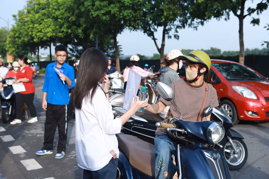 Cha mẹ chủ động nhắc nhở con mình chỉ mang vào phòng thi những vật dụng được cho phép.