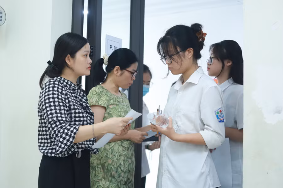 Thí sinh được giám thị gọi vào phòng thi tại điểm thi Trường THCS Thạch Bàn, quận Long Biên. Thí sinh được giám thị gọi vào phòng thi tại điểm thi Trường THCS Thạch Bàn, quận Long Biên.