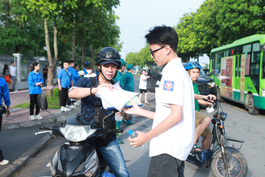 Thẻ dự thi, CCCD, bút viết, bút chì... là những vật dụng thí sinh được mang vào phòng thi. Thẻ dự thi, CCCD, bút viết, bút chì... là những vật dụng thí sinh được mang vào phòng thi.