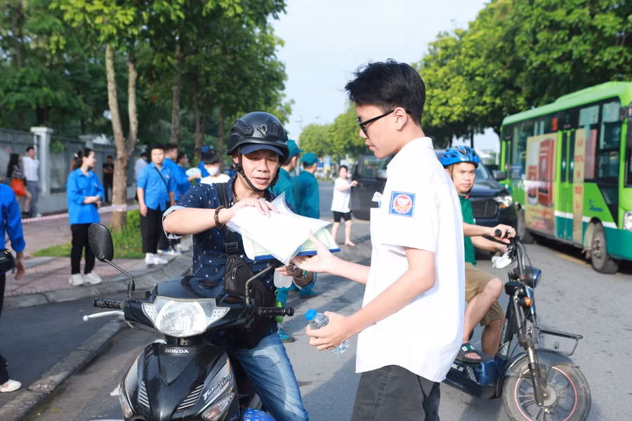 Thẻ dự thi, CCCD, bút viết, bút chì... là những vật dụng thí sinh được mang vào phòng thi.