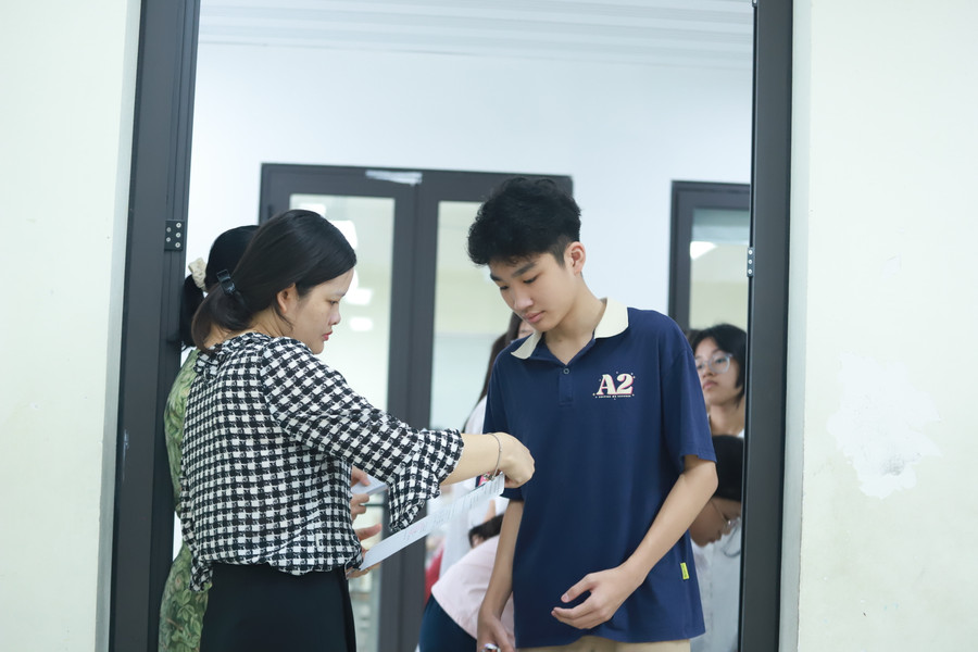Các thí sinh được giám thị gọi vào phòng thi. Các thí sinh được giám thị gọi vào phòng thi.