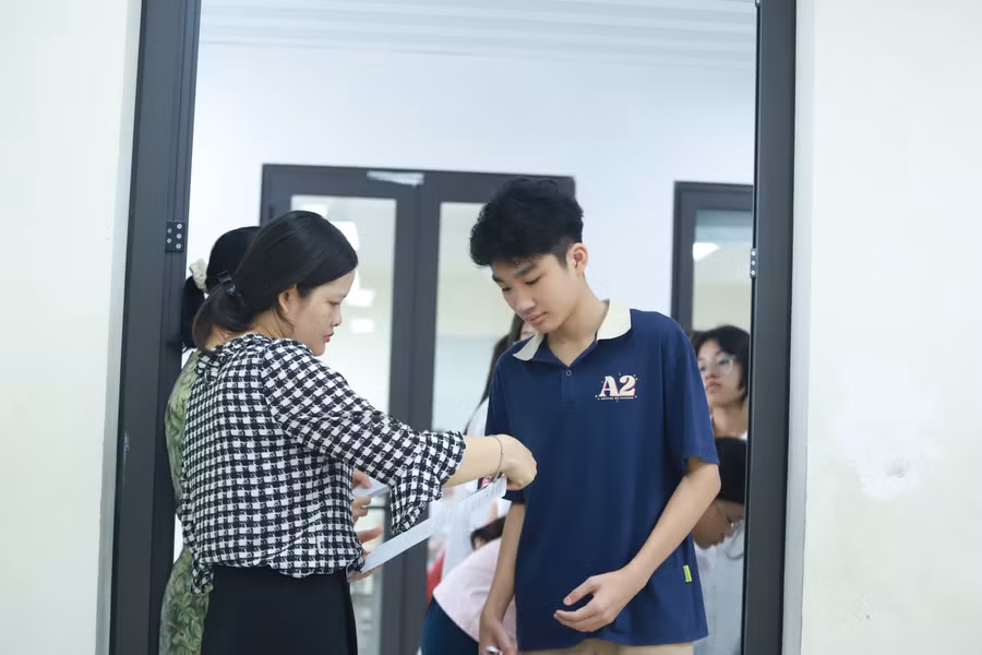Các thí sinh được giám thị gọi vào phòng thi.