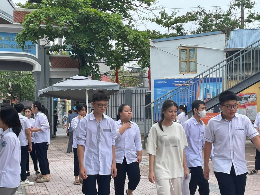 Các thí sinh đến dự thi tại điểm thi Trường THPT Nguyễn Khuyến - TP Nam Định. Các thí sinh đến dự thi tại điểm thi Trường THPT Nguyễn Khuyến - TP Nam Định.