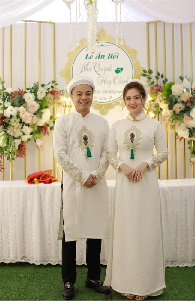 Hé lộ chuyện tình yêu của cô dâu chú rể nhà sát vách, đám cưới “chung một rạp" ảnh 4 Cặp đôi thanh mai trúc mã nên duyên vợ chồng.