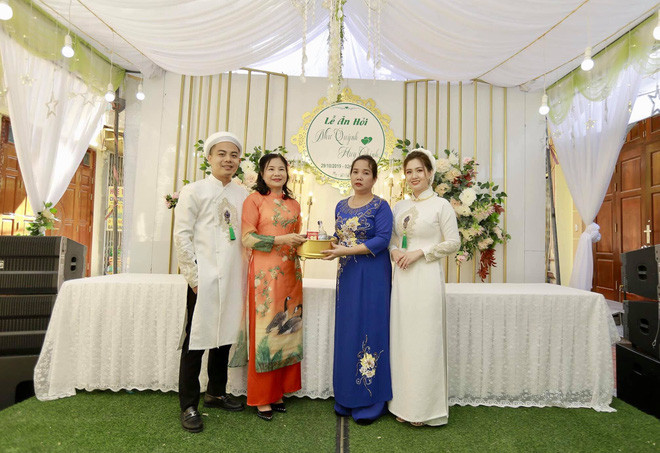 Hé lộ chuyện tình yêu của cô dâu chú rể nhà sát vách, đám cưới “chung một rạp" ảnh 3 Cô dâu chú rể trong đám cưới.