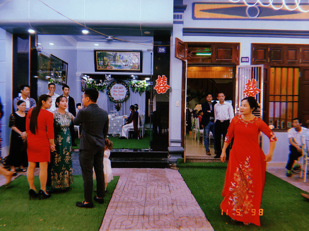 Hé lộ chuyện tình yêu của cô dâu chú rể nhà sát vách, đám cưới “chung một rạp" ảnh 2 Áo dài đỏ là mẹ chú rể, áo dài xanh là mẹ cô dâu.