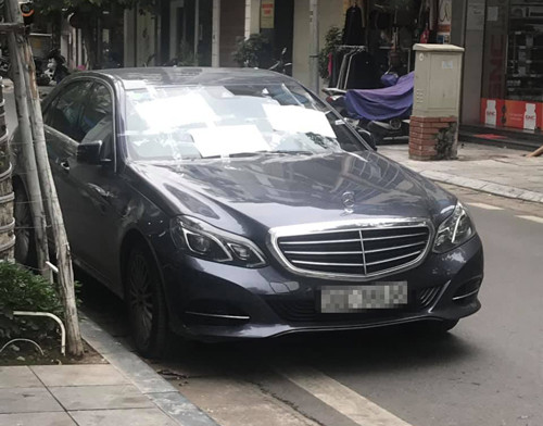 3 tờ giấy nhắc nhở dán trên kính xe.