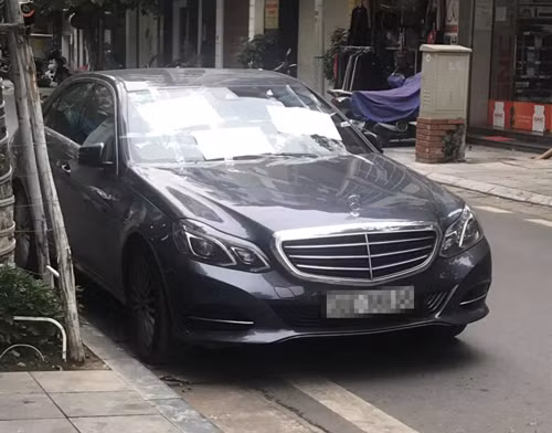 3 tờ giấy nhắc nhở dán trên kính xe.