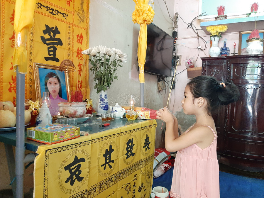 Cháu Mỹ thắp hương cho mẹ Cháu Mỹ thắp hương cho mẹ