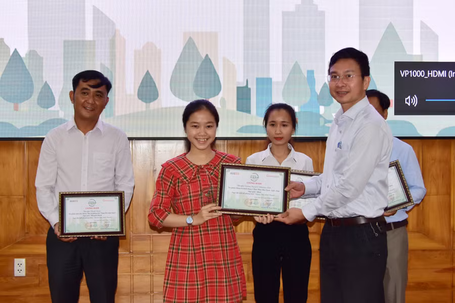 Ban tổ chức trao giải nhất cho Phương Anh.