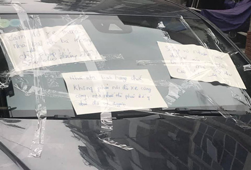 Đỗ ôtô trước cửa nhà người khác, chủ xe nhận 3 tờ giấy nhắc nhở - 2