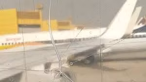 Cánh cửa bị vỡ bên trong một máy bay của Spicejet.