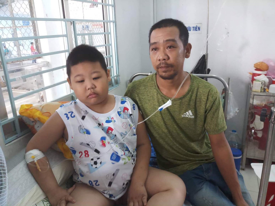 Anh Giang và cháu Gia Bảo tại bệnh viện huyết học Cần Thơ