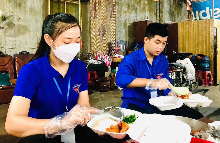 Các suất cơm có đầy đủ thịt, rau xanh, canh. Các suất cơm có đầy đủ thịt, rau xanh, canh.