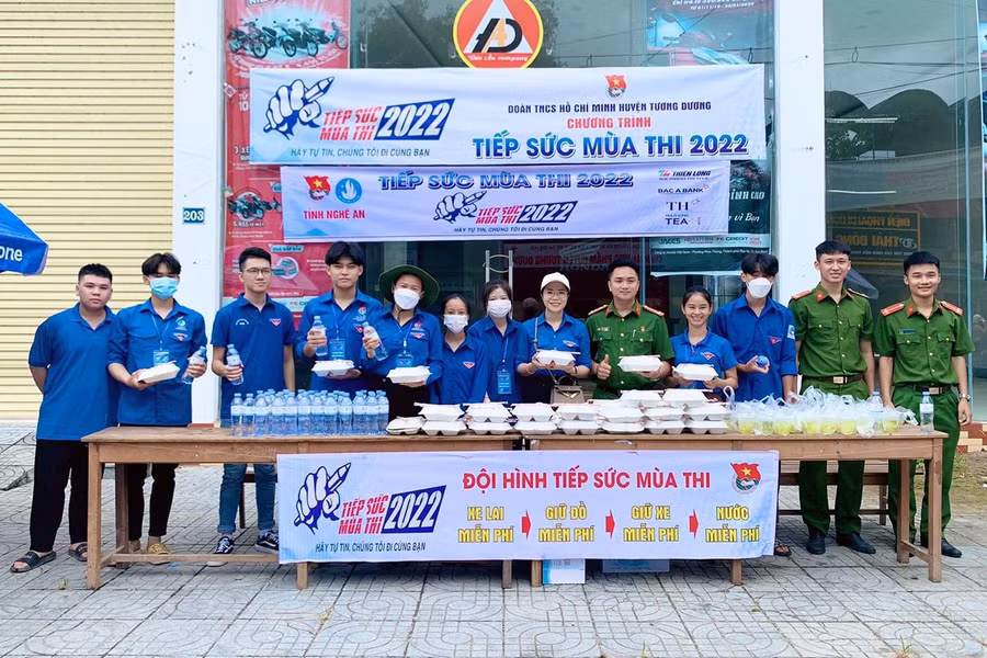 Gần 200 suất cơm và nước lọc miễn phí được Huyện đoàn Tương Dương chuẩn bị cho các thí sinh.