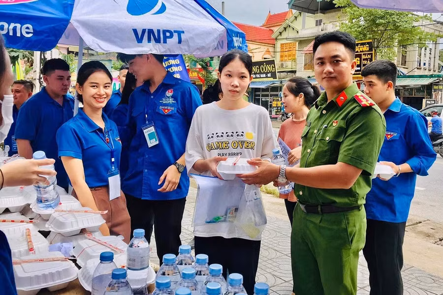 Những "suất cơm tình nghĩa" đến với các em thí sinh.