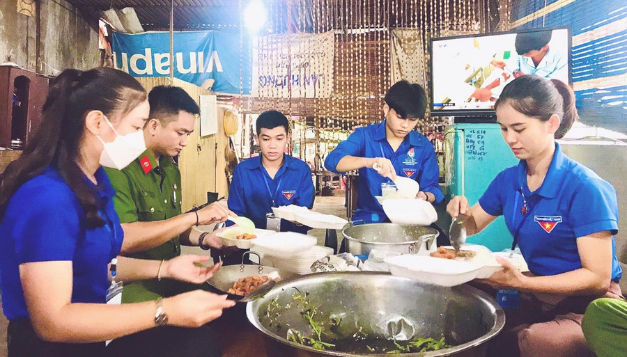 Thanh niên tình nguyện cùng lực lượng công an chuẩn bị các suất cơm. Thanh niên tình nguyện cùng lực lượng công an chuẩn bị các suất cơm.